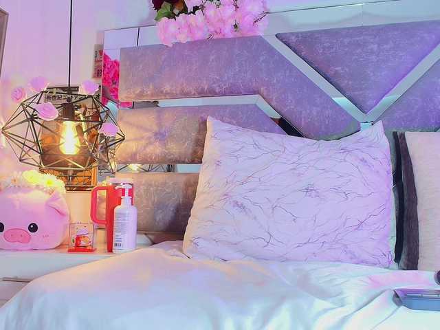 Realdoncella live cam on BongaCams