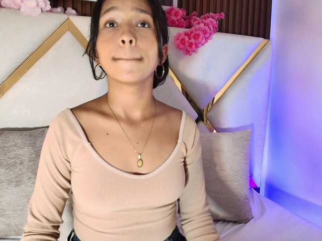 Realdoncella live cam on BongaCams