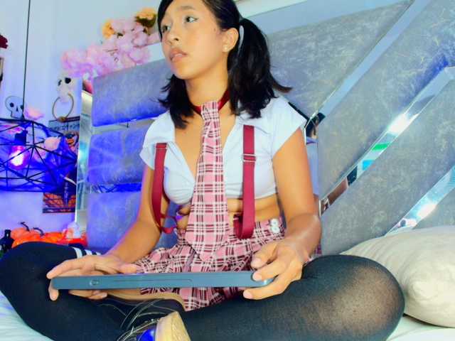 Realdoncella live cam on BongaCams
