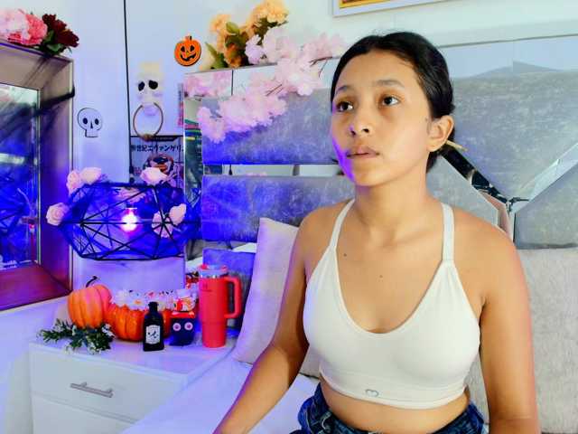 Realdoncella live cam on BongaCams