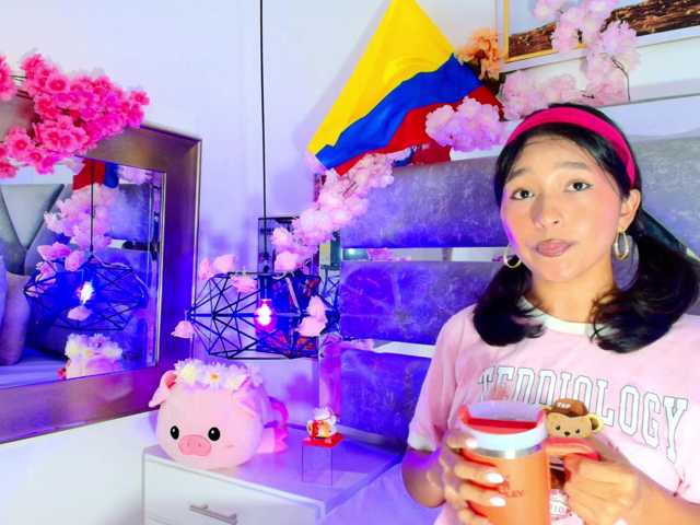 Realdoncella live cam on BongaCams