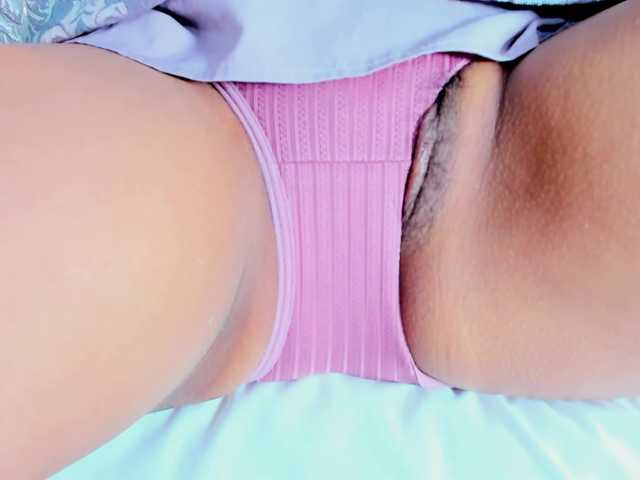 Realdoncella live cam on BongaCams