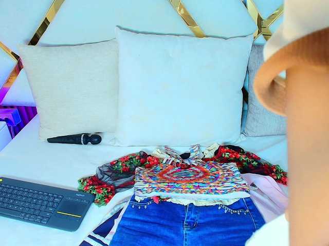 Realdoncella live cam on BongaCams