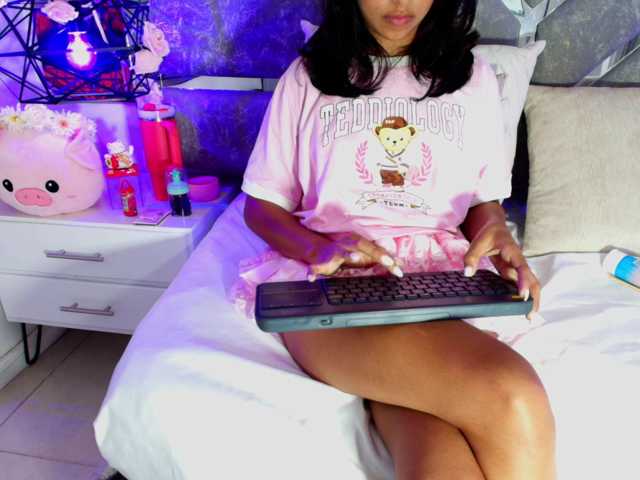 Realdoncella live cam on BongaCams