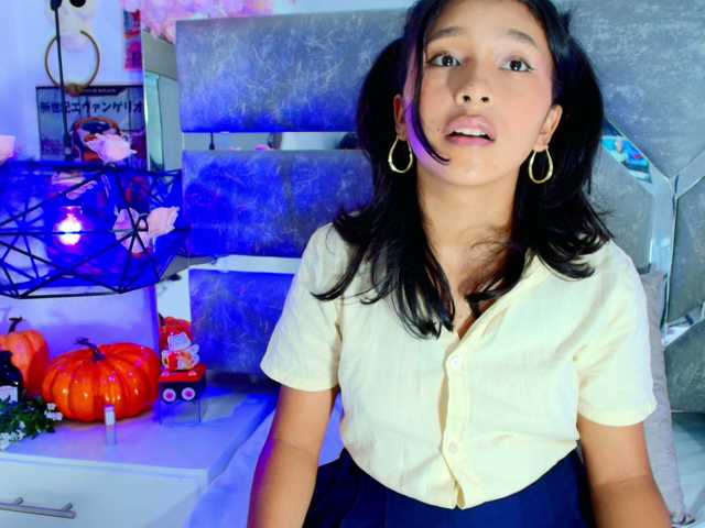 Realdoncella live cam on BongaCams