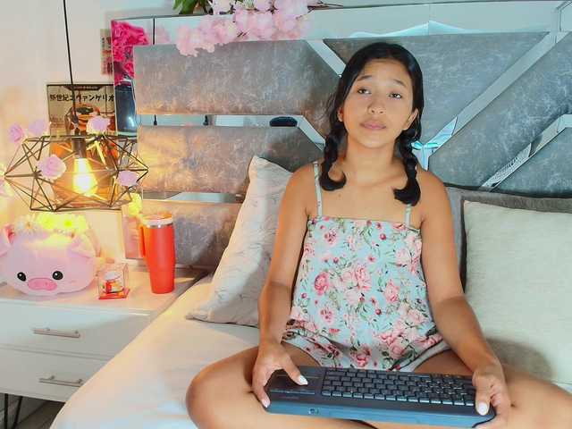 Realdoncella live cam on BongaCams