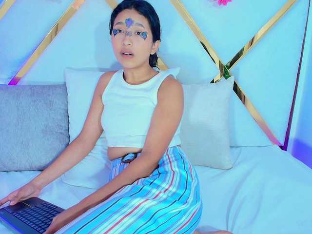 Realdoncella live cam on BongaCams