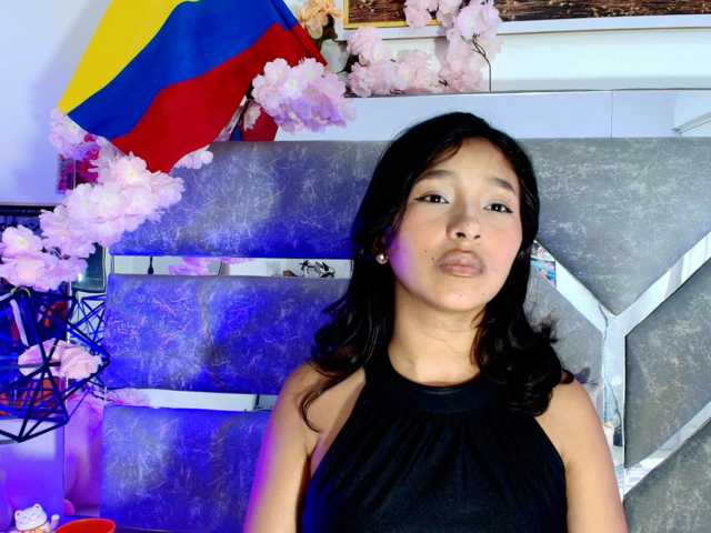 Realdoncella live cam on BongaCams