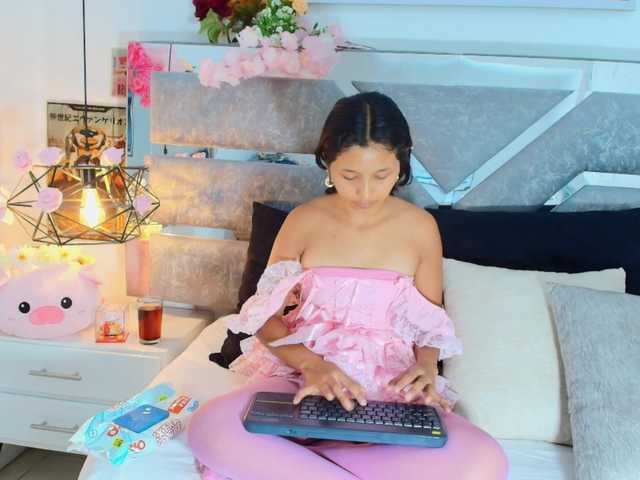 Realdoncella live cam on BongaCams
