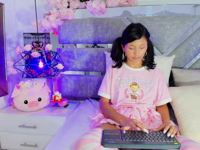 Realdoncella live cam on BongaCams