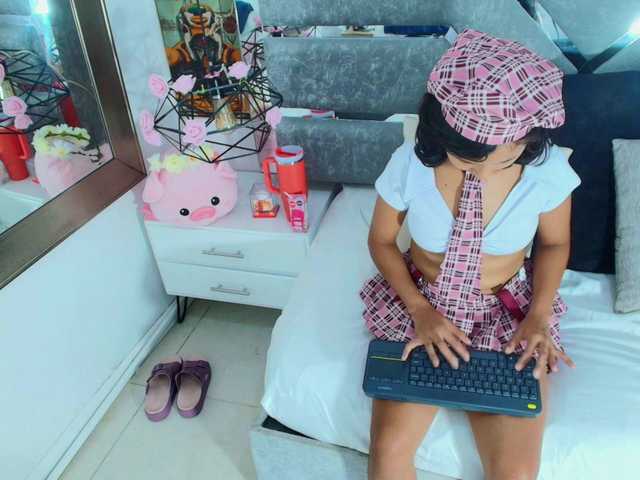 Realdoncella live cam on BongaCams