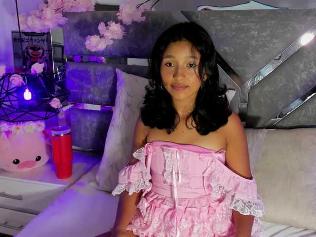Realdoncella live cam on BongaCams