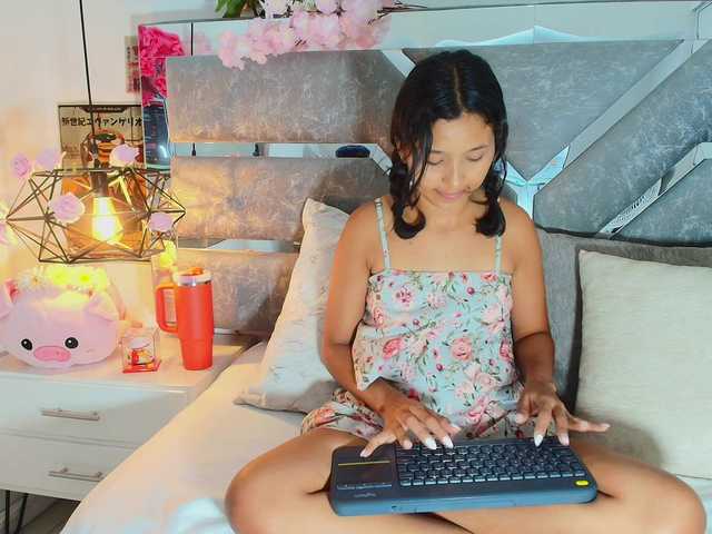 Realdoncella live cam on BongaCams