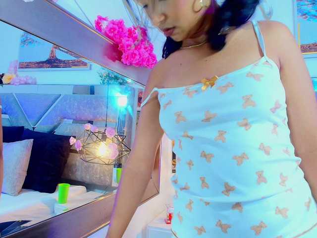 Realdoncella live cam on BongaCams