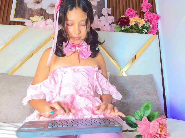 Realdoncella live cam on BongaCams