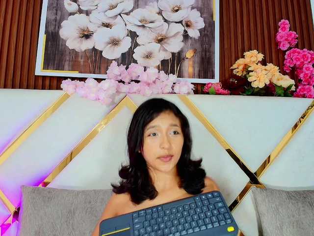 Realdoncella live cam on BongaCams