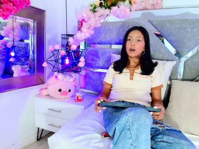 Realdoncella live cam on BongaCams