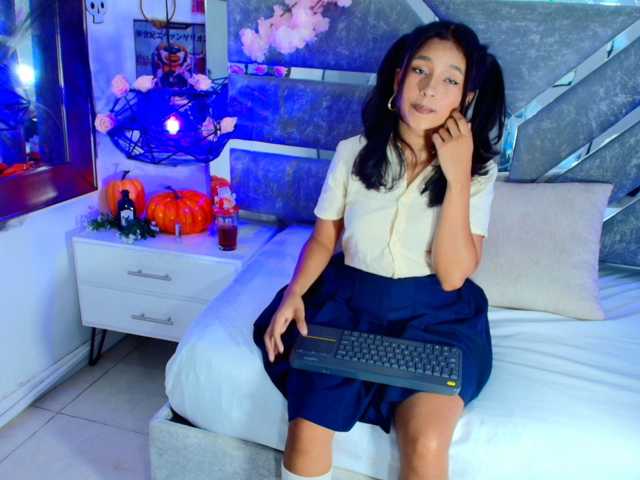 Realdoncella live cam on BongaCams