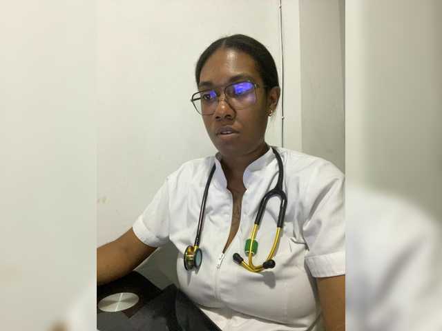 le modèle ReginaCorleone est en webcam porno dans un show sur le site bongacams, il possède les tags suivants: Ebony,Brunette,Hairy