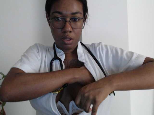 le modèle ReginaCorleone est en webcam porno dans un show sur le site bongacams, il possède les tags suivants: Ebony,Brunette,Hairy