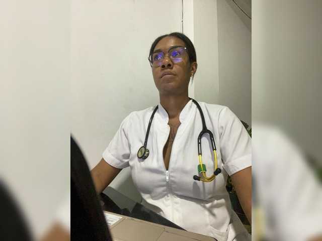 le modèle ReginaCorleone est en webcam porno dans un show sur le site bongacams, il possède les tags suivants: Ebony,Brunette,Hairy