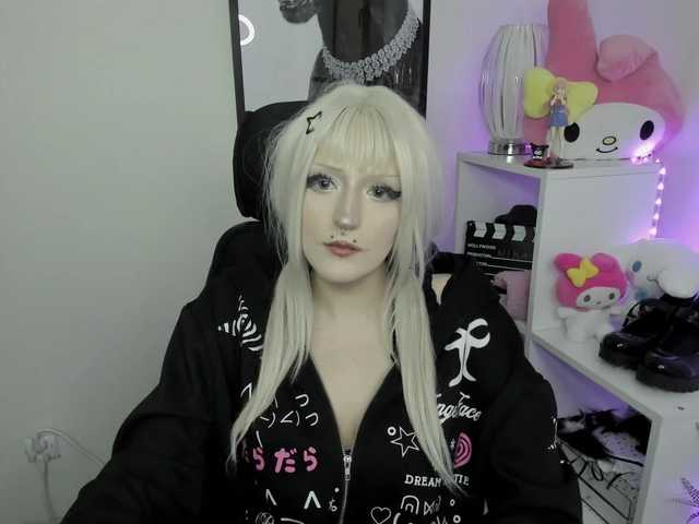 DreamNIKA live cam preview