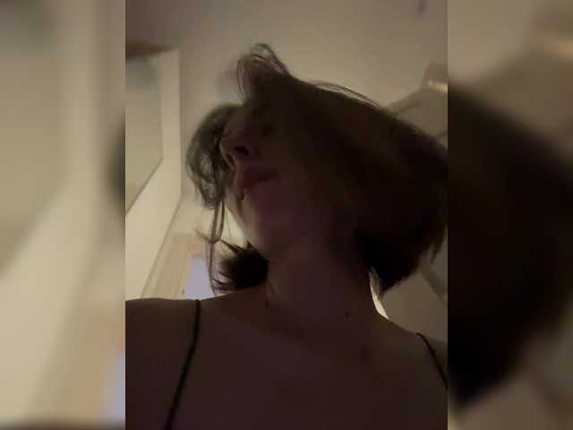 ellietonee