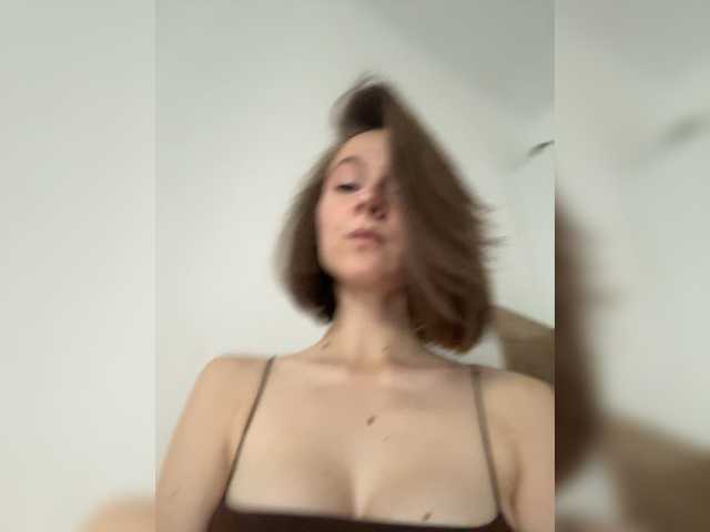 ellietonee