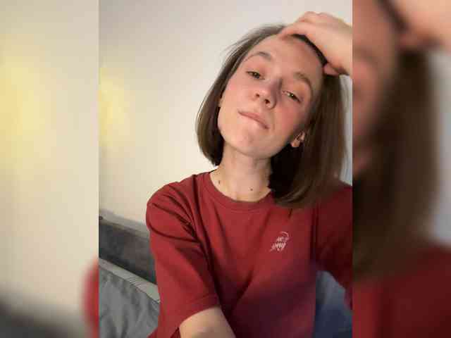 EllieTonee webcam