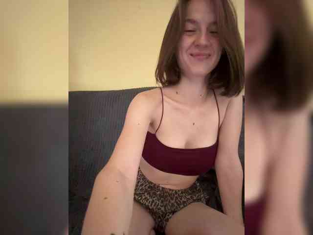 EllieTonee webcam