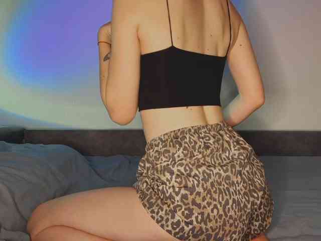 EllieTonee webcam
