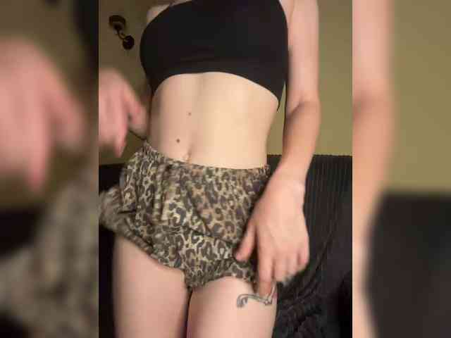 EllieTonee webcam