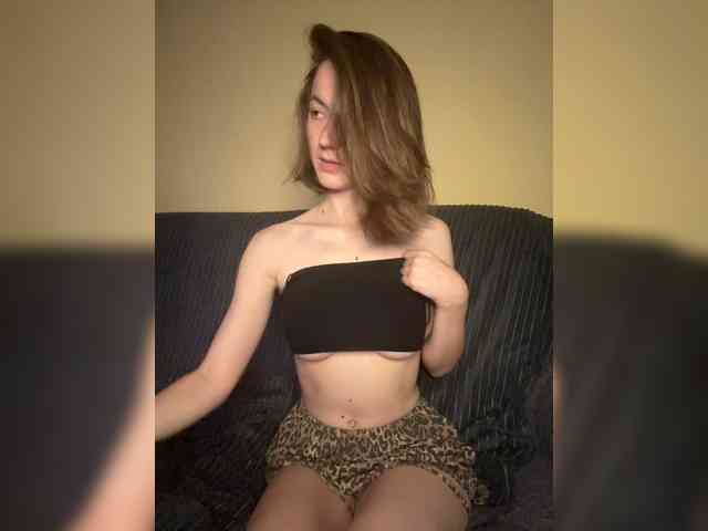 EllieTonee webcam