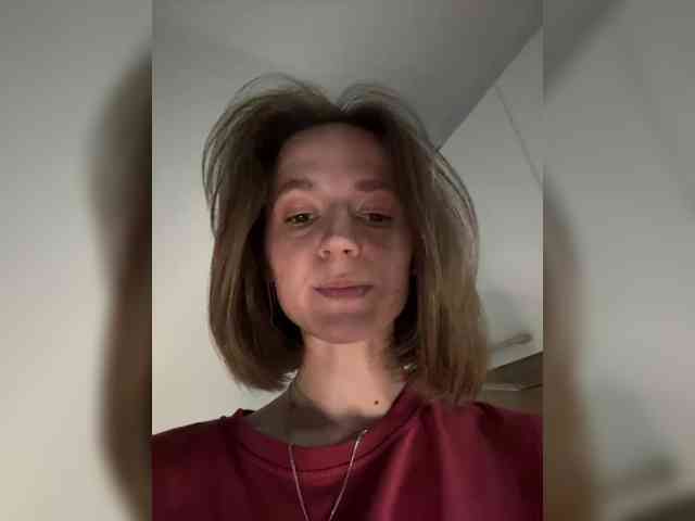 EllieTonee webcam