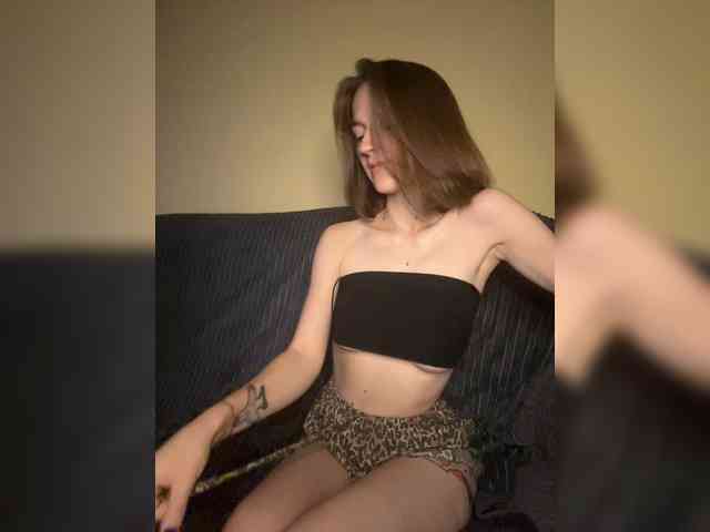 EllieTonee webcam