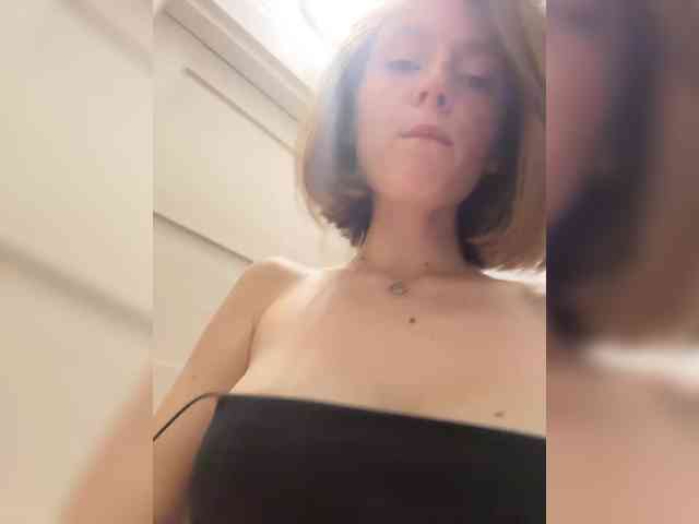 EllieTonee webcam