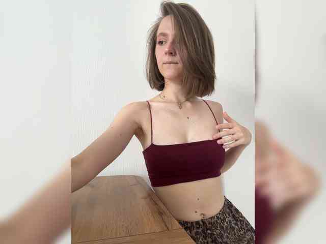 EllieTonee webcam
