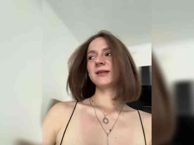 EllieTonee webcam