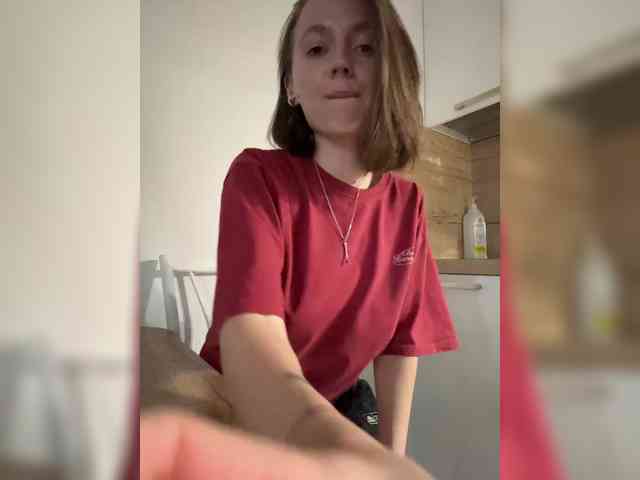 EllieTonee webcam