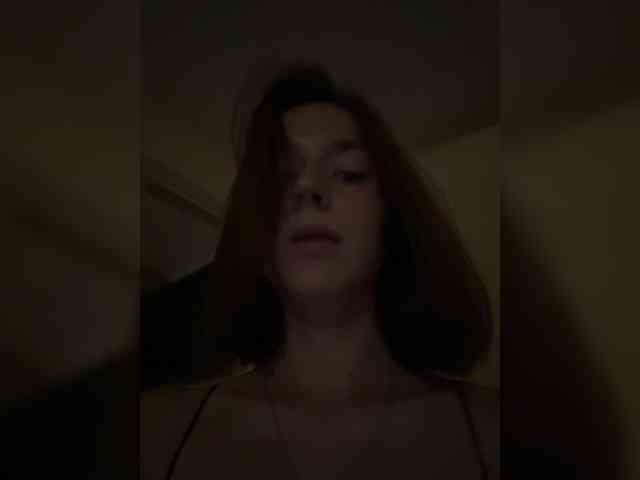 EllieTonee webcam