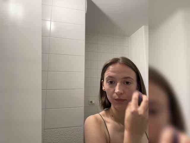 EllieTonee webcam