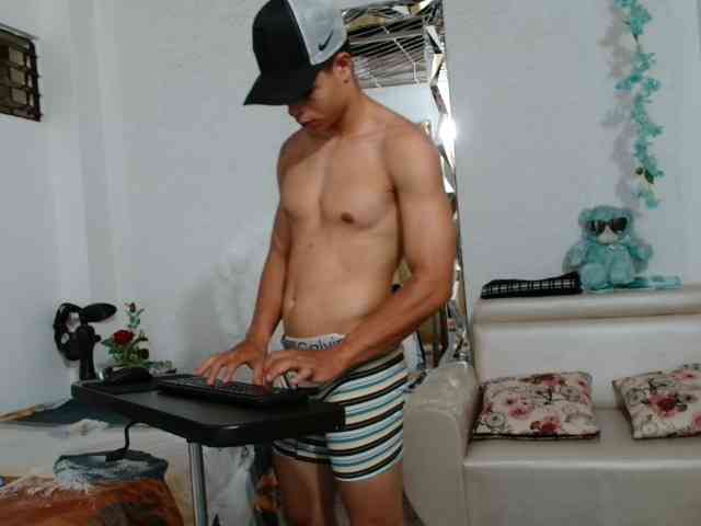 alexander-cr Live Webcam on BongaCams