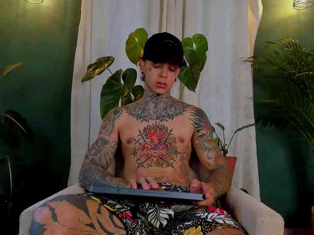 Aronford Live Webcam on BongaCams