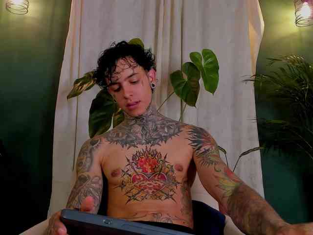 Aronford Live Webcam on BongaCams