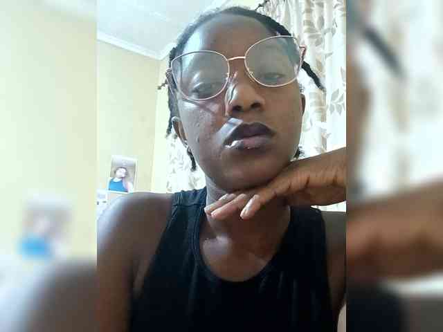 Zoe-011 webcam