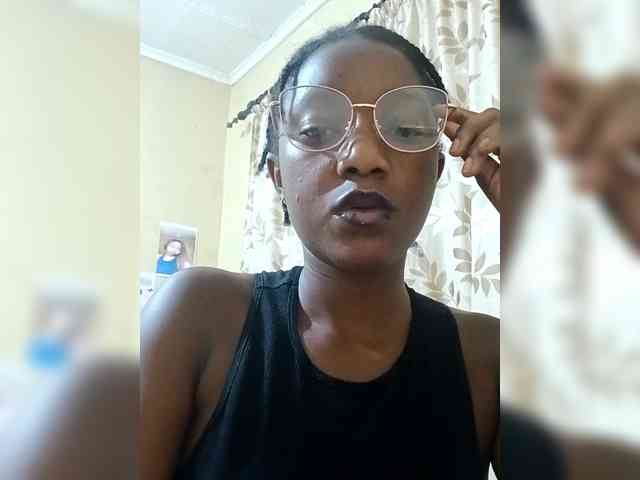 Zoe-011 webcam