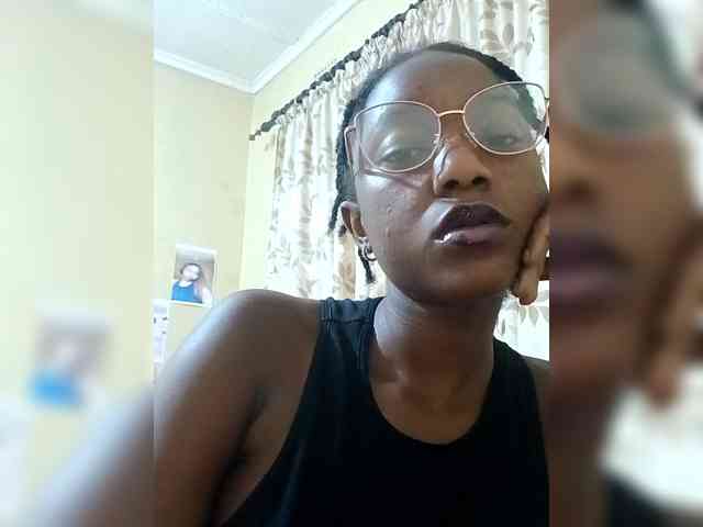 Zoe-011 webcam