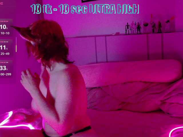 Red-RoxyFoxy live cam on BongaCams