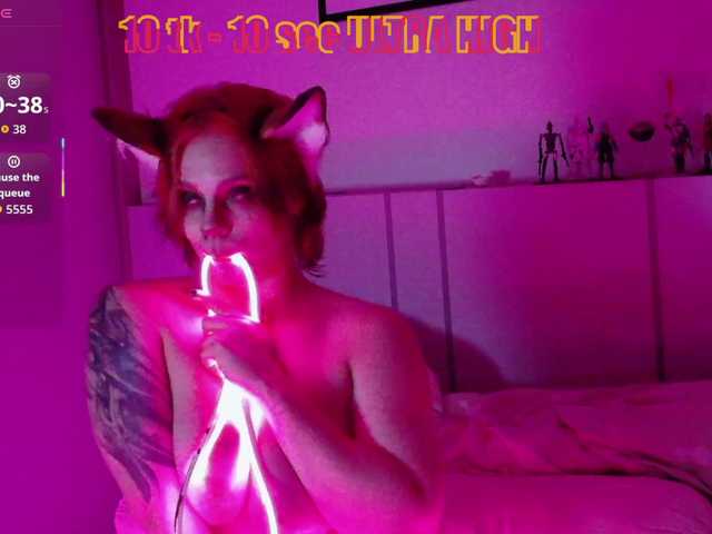 Red-RoxyFoxy live cam on BongaCams