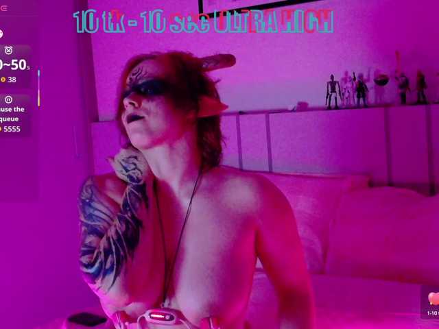 Red-RoxyFoxy live cam on BongaCams